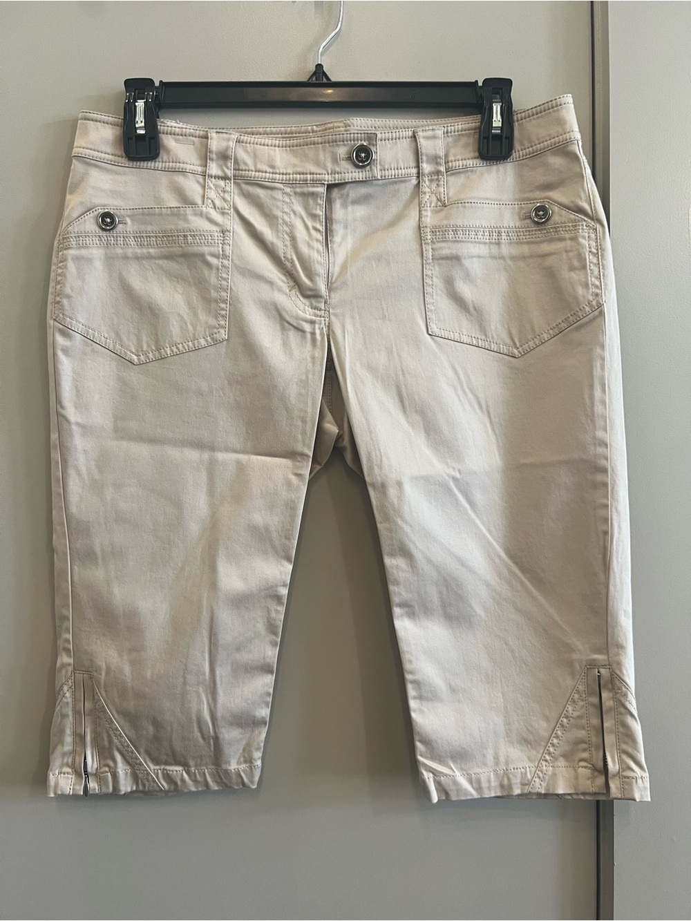 White House Black Market Low Rise Beige Slim Pedal Pusher Shorts
